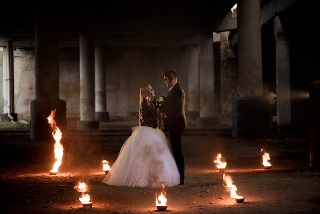 In Hochzeitskleidung romantische Zombie-Paar gekleidet.