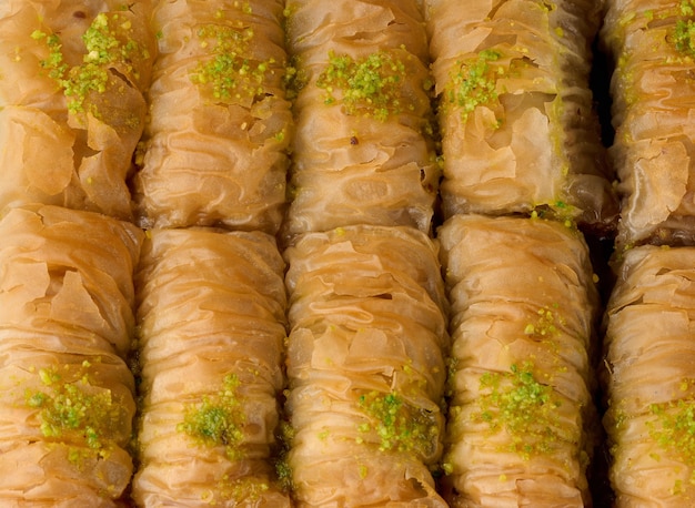 In Honig gebackene Baklava-Stücke, bestreut mit Pistazien