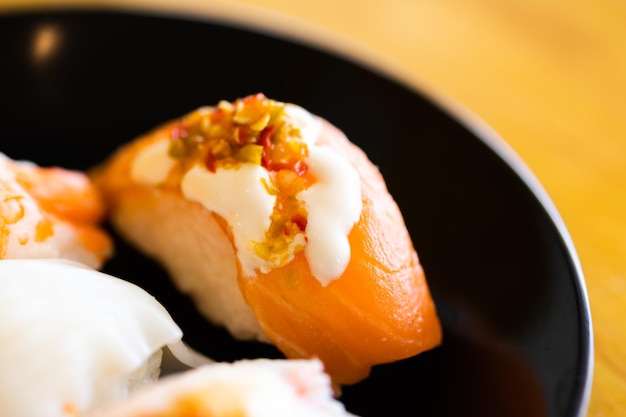 In japanischen Restaurants werden verschiedene Toppings von leckerem Sushi auf die Teller gelegt. Es ist ein sehr beliebtes Gericht Japans.