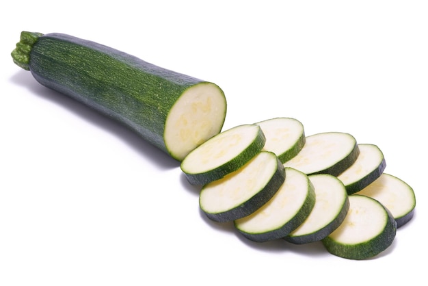 In kreisen geschnitten grünes natürliches bio-zucchini-gemüse isoliert auf weißem hintergrund