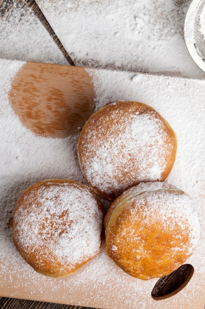 In Öl gebratene Berliner Krapfen mit Füllung Dessert aus leckeren und süßen Krapfen mit Füllung