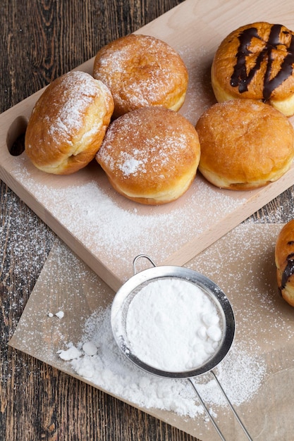 In Öl gebratene Berliner Krapfen mit Füllung