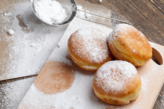 In Öl gebratene Berliner Krapfen mit Füllung