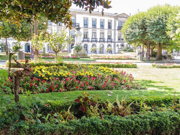 In Lugo, Spanien, wechselt die Stadt römische Mauern mit einer modernen Stadt und Parks und Gärten ab