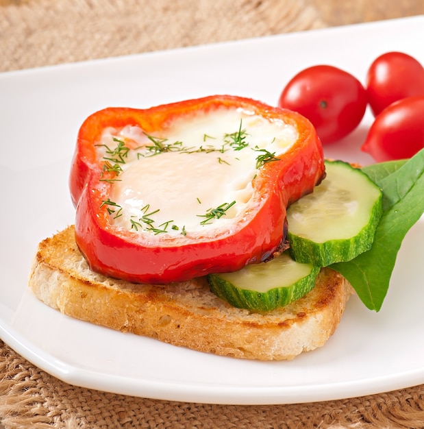 in Paprika auf Toast mit Gemüse rühre