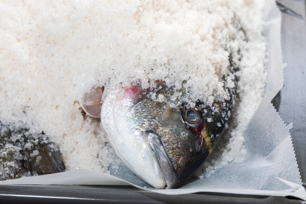 In Salz gekochte Brassen. Gebackener Fisch.