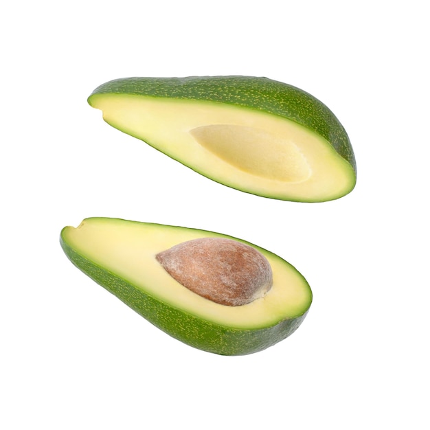 in Scheiben geschnittene frei schwebende Avocado isoliert auf weißem Hintergrund