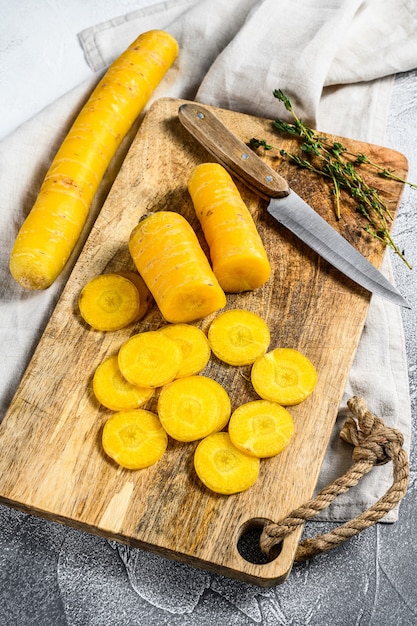 In Scheiben geschnittene frische gelbe Karotten ohne Spitzen