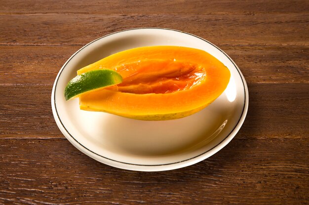 In Scheiben geschnittene frische Papaya