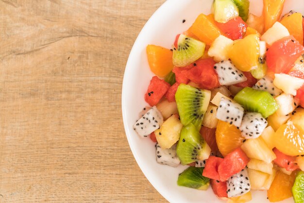 in scheiben geschnittene früchte mischen