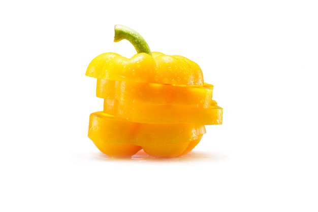In Scheiben geschnittene gelbe Paprika, isoliert auf weiss