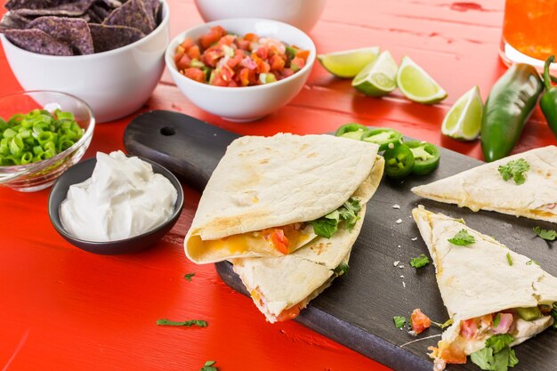 In Scheiben geschnittene Quesadilla gefüllt mit Käse, Hühnchen und Pico de Gallo.