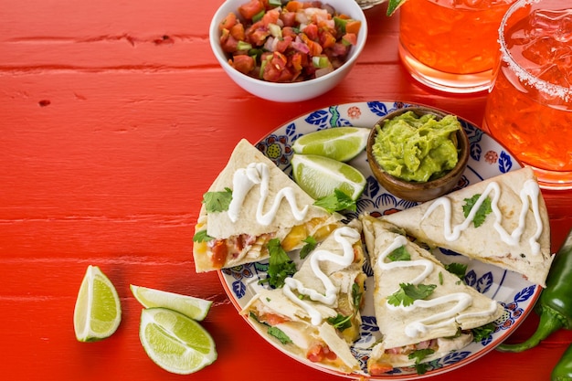 In Scheiben geschnittene Quesadilla gefüllt mit Käse, Hühnchen und Pico de Gallo.