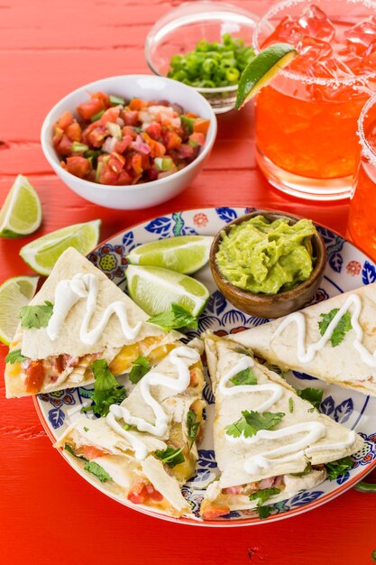 In Scheiben geschnittene Quesadilla gefüllt mit Käse, Hühnchen und Pico de Gallo.