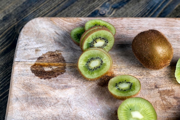 In Scheiben geschnittene reife grüne Kiwi auf einem Schneidebrett Kiwis gewaschen und in Stücke geschnitten