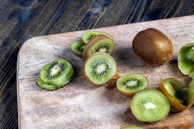 In Scheiben geschnittene reife grüne Kiwi auf einem Schneidebrett Kiwis gewaschen und in Stücke geschnitten