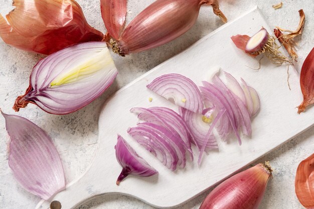 In Scheiben geschnittene rote Tropea-Zwiebeln auf einer weißen Tafel Draufsicht Traditionelles süditalienisches Gemüse aus der Region Kochprozess in der heimischen Küche