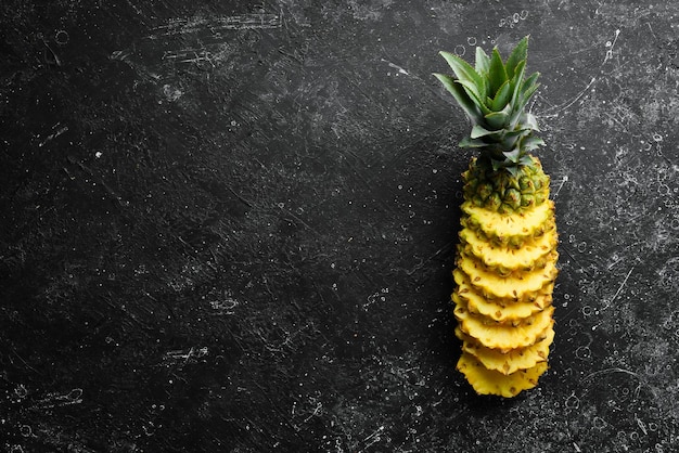 Foto in scheiben geschnittene saftige ananas reife babyananas tropische früchte draufsicht freier platz für text
