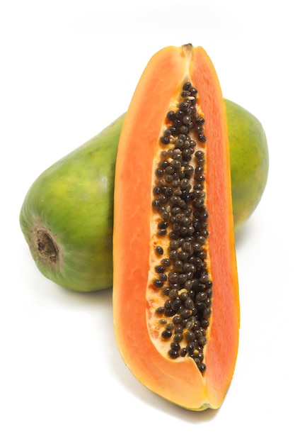 In Scheiben geschnittene und ganze frische Bio-Papaya, köstliche Frucht, Seitenansicht isoliert auf weißem Hintergrund