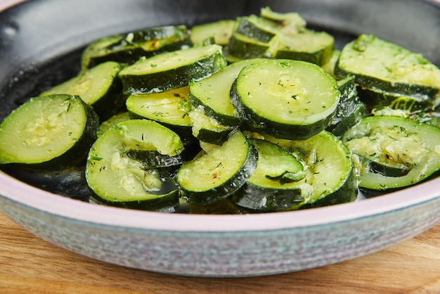 In Scheiben geschnittene Zucchini, mit Kräutern gedünstet. Nahaufnahme