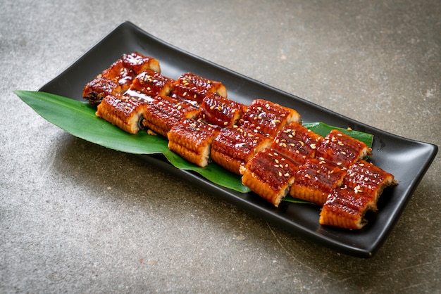 In scheiben geschnittener gegrillter aal oder gegrillter unagi mit sauce (kabayaki). japanischer essensstil