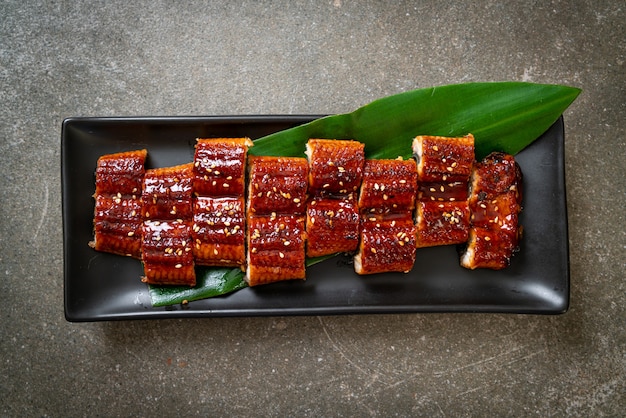 In Scheiben geschnittener gegrillter Aal oder gegrillter Unagi mit Sauce