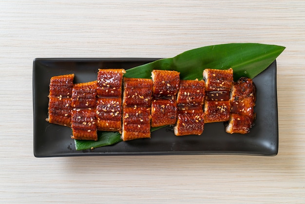 In Scheiben geschnittener gegrillter Aal oder gegrillter Unagi mit Sauce