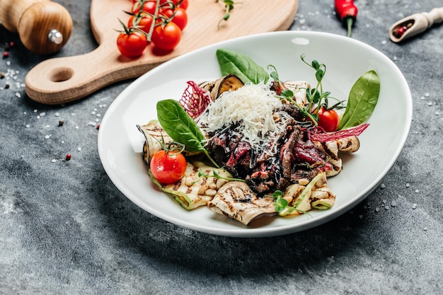 In Scheiben geschnittener gegrillter Rindersteaksalat mit gegrilltem Gemüse. Mittleres seltenes Barbecue-Steak und gesunder Salat. Gesunde Fette, Clean Eating zur Gewichtsreduktion