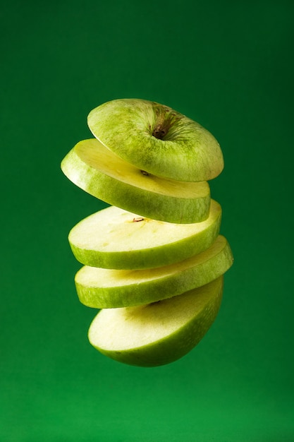 In Scheiben geschnittener grüner Apfel in die Luft geschnitten