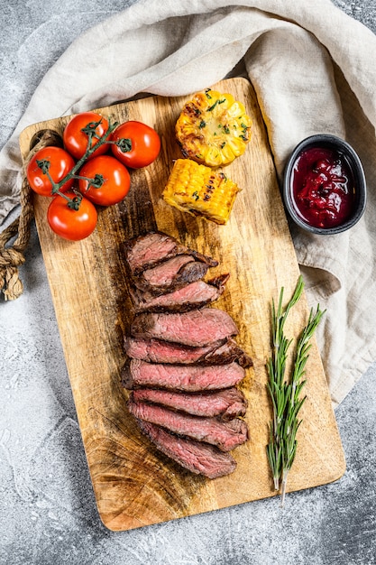 In Scheiben geschnittenes gegrilltes Filet-Mignon-Steak auf einem hölzernen Schneidebrett. Rinderfilet.