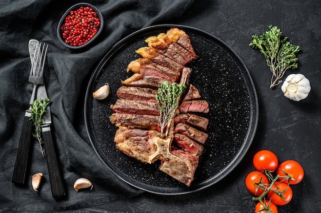 In Scheiben geschnittenes gegrilltes T-Bone-Steak