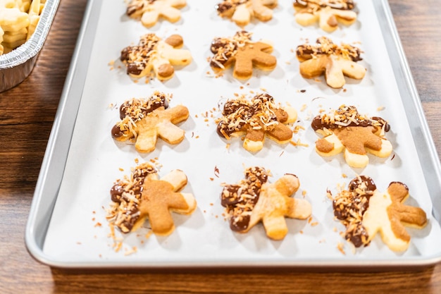 In Schokolade getunkte Lebkuchenmännchen mit goldgerösteter Kokosnuss