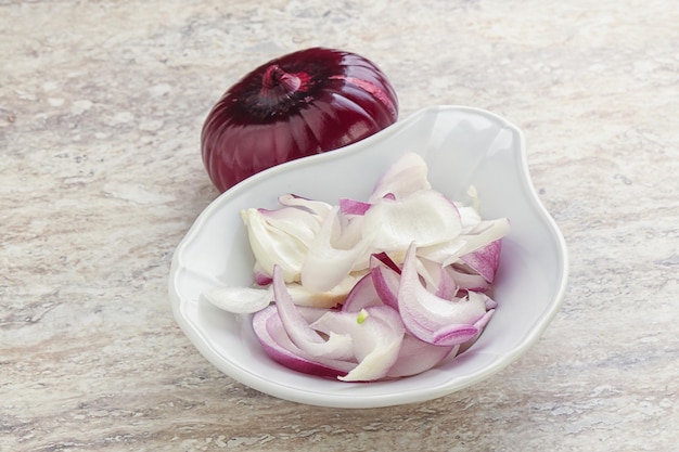 Foto in schüssel geschnittene rote zwiebeln zum kochen oder zum snack