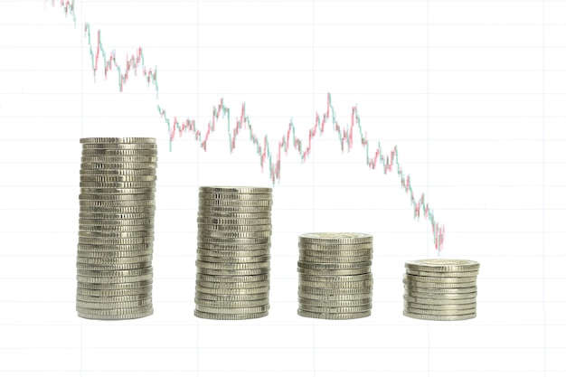 In Stapeln gestapelte Münzen und Finanzdiagramm