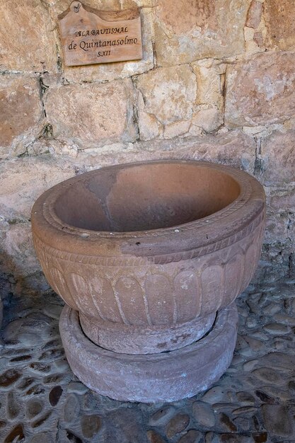 In Stein gemeißeltes Taufbecken in der Stiftskirche San Martin de Elines.