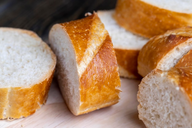 In Stücke geschnittenes langes Baguette mit knuspriger Kruste