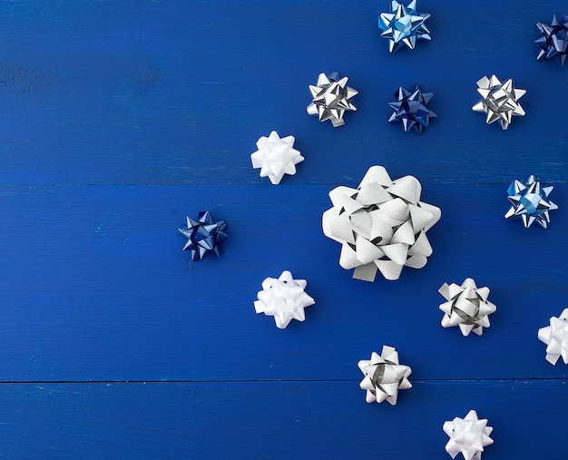 In Verbindung stehende weiße, blaue und graue Bögen für Geschenke