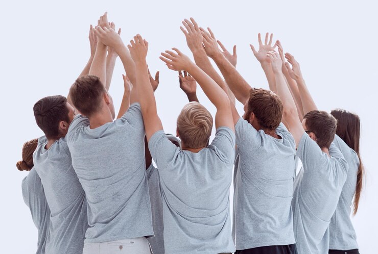 Foto in vollem wachstum stehende gruppe junger menschen im kreis mit