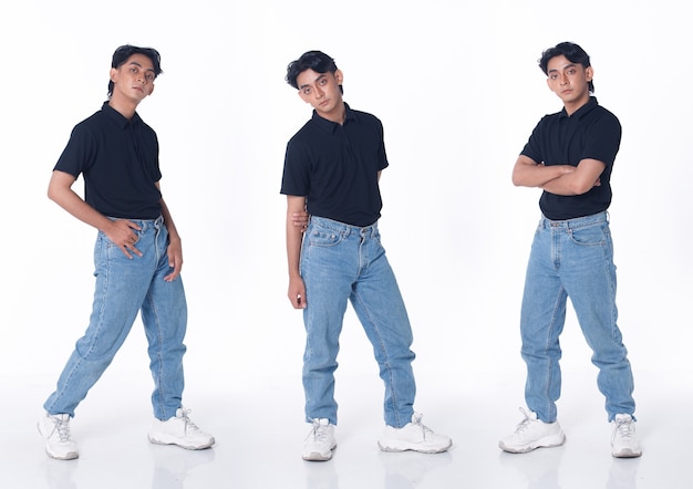 In voller Länge Abbildung Snap von 20er Jahre asiatisch gegerbte Haut Mann schwarzes Haar Hemd, Jeans, Turnschuhe, isoliert. Hübsche männliche Stände posieren in vielen Winkeln und lächeln glücklich über weißem Hintergrundstudio