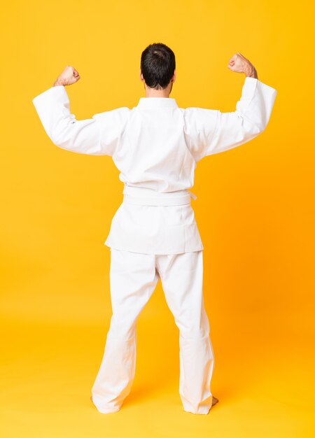 In voller Länge Aufnahme von Mandoing Karate