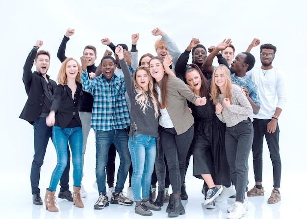 In voller Länge eine Gruppe glückliche junge Leute, die zusammen stehen