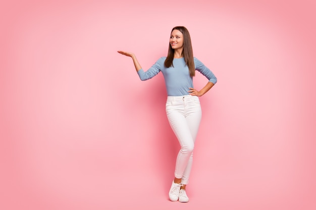 In voller Länge Körpergröße Foto von fröhlichen selbstbewussten positiven Freundin Händchenhalten auf Taille halten Objekt zeigt leeren Raum isoliert Pastellfarbe Hintergrund