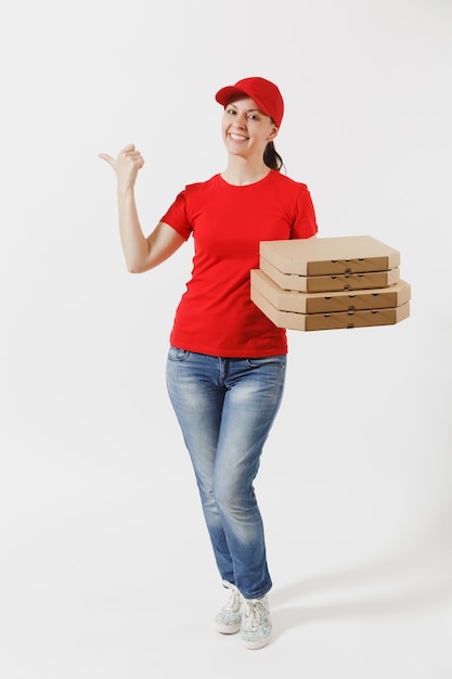 In voller Länge Portrait der glücklichen Frau in roter Mütze, T-Shirt, die Pizzakartons Essen bestellen, isoliert auf weißem Hintergrund. Weiblicher Kurier, der italienische Pizza im Karton flatbox hält. Lieferservice-Konzept.