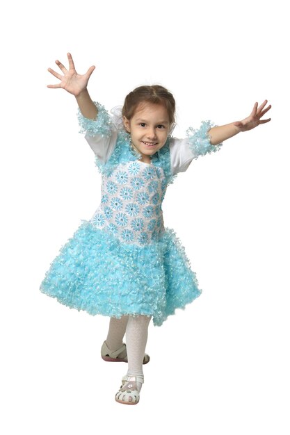 In voller Länge Portrait eines glücklichen kleinen Mädchens tanzen isoliert auf weißem Hintergrund