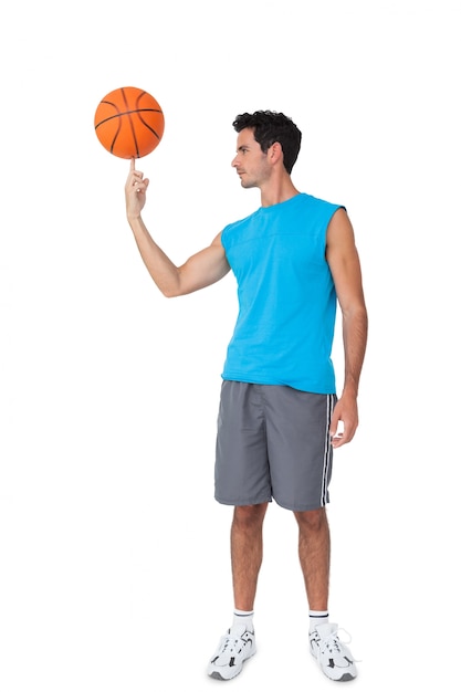 In voller Länge von einem Basketball-Spieler mit Ball