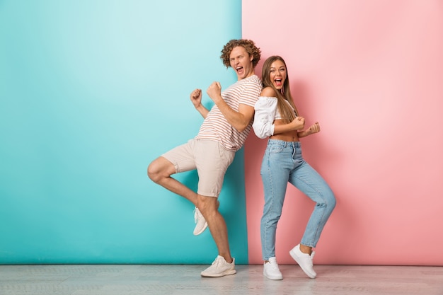 In voller Länge von lächelnden jungen Paaren stehend