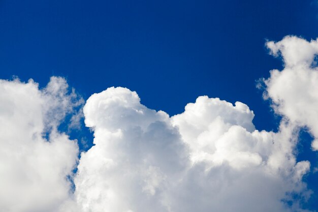 In Weiß fotografierte Wolken sind auf einem blauen Himmel