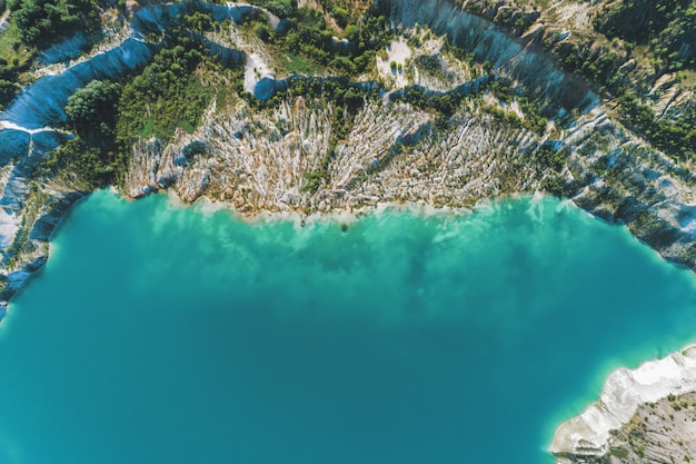 Inaktiver Gipsbruch Im Steinbruch befindet sich ein See mit blauem Wasser