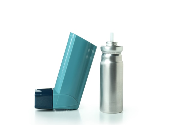 Inalador de asma azul isolado no fundo branco