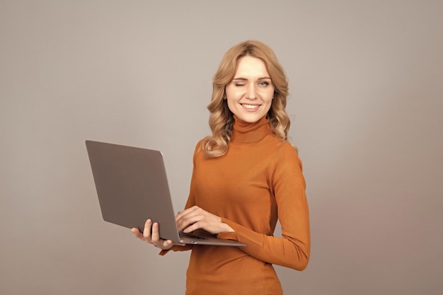 Inalámbrico hecho simple Mujer juguetona usa laptop Tecnología inalámbrica Comunicación informática